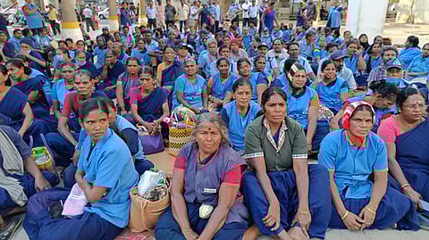 தூய்மைப் பணியாளா்கள்.