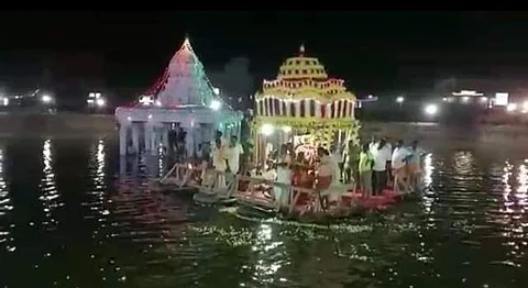 தாரமங்கலம் கைலாசநாதர் கோவிலில் தெப்பத் தேரோட்டம்