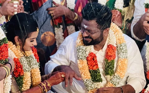கடந்த ஆண்டு நிச்சயதார்த்தம் நடைபெற்ற நிலையில், திருமணம் இனிதே நடைபெற்றது.