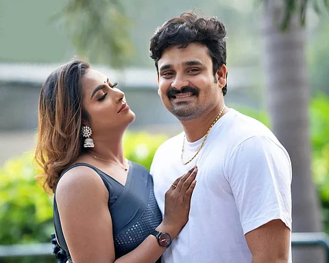 காதலர் தினத்தன்று தன்னுடையை காதலர் உடன் நந்தினி மைனா.