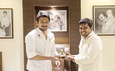 ’அயலி’ இயக்குநரை பரிசளித்து பாராட்டிய உதயநிதி ஸ்டாலின்!