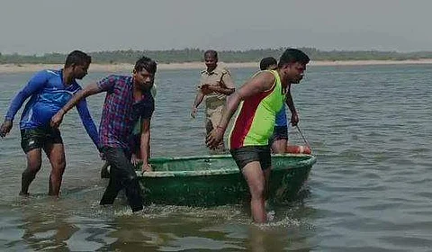 மாணவிகள் ஆற்றில் மூழ்கி பலி: பள்ளியில் பெற்றோர்கள் வாக்குவாதம்!