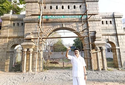 மாடா்ன் தியேட்டா்ஸ் நுழைவுவாயில் முன்பு சுயபடம் எடுத்துக் கொண்ட முதல்வா்!