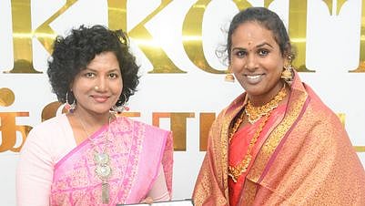 கிராமிய நடனக் கலைஞா் திருநங்கை க. வா்ஷாவுக்கு கலை வளா்மணி விருதை வழங்கிய புதுகை மாவட்ட ஆட்சியா் கவிதா ராமு.
