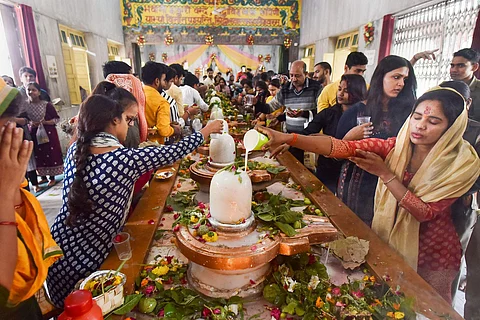 'மகா சிவராத்திரி' முன்னிட்டு பிரயாக்ராஜில் உள்ள சிவன் கோயிலில் சிவபெருமானுக்கு 'அபிஷேகம்' செய்யும் பெண்கள்.