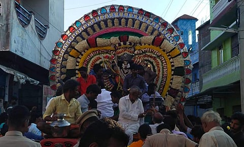 செங்கல்பட்டு அங்காள பரமேஸ்வரி அம்மன் கோவிலில் மயானக் கொள்ளை: பக்தர்கள் நேர்த்திக் கடன்