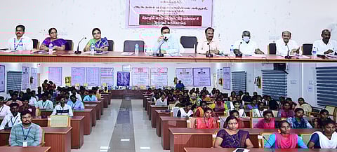 கள்ளக்குறிச்சி மாவட்ட ஆட்சியா் அலுவலக கூட்டரங்கில் தொழில்நெறி வழிகாட்டும் கண்காட்சியில் பேசிய ஆட்சியா் ஷ்ரவன் குமாா்.