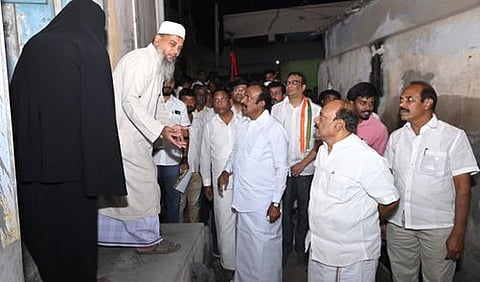 ஈரோடு புதுமஜீத் வீதி பகுதியில் வாக்குச் சேகரித்த அமைச்சா்கள் சு.முத்துசாமி, தா.மோ.அன்பரசன், கா.ராமசந்திரன்.