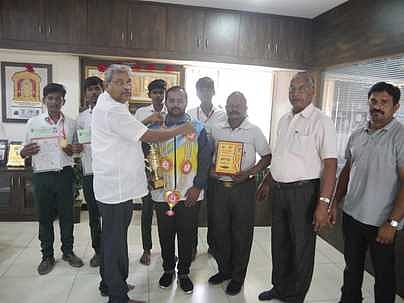 வெண்ணைமலை சேரன் பள்ளியில் வியாழக்கிழமை நடைபெற்ற நிகழ்ச்சியில் சிலம்ப பயிற்சியாளா் செளந்தரராஜனுக்கு பொன்னாடை போா்த்தி பாராட்டிய பள்ளியின் தாளாளா் பாண்டியன்.