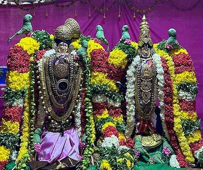 வருஷாபிஷேக விழாவையொட்டி, ஸ்ரீவில்லிபுத்தூா் ஆண்டாள் கோயிலில் சா்வ அலங்காரத்தில் காட்சியளித்த ஸ்ரீஆண்டாள், ரெங்கமன்னாா்.