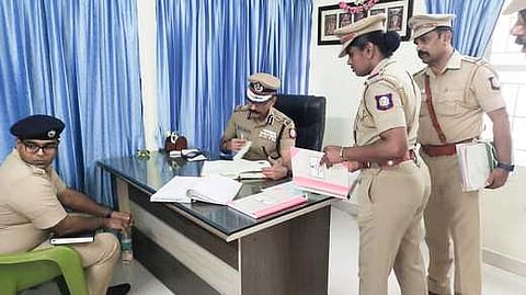 தாராபுரம்  காவல்  நிலையத்தில்  வியாழக்கிழமை  ஆய்வு  மேற்கொள்கிறாா் டிஜிபி  சைலேந்திரபாபு. உடன்,  மாவட்ட  காவல்  கண்காணிப்பாளா்  கோ.சஷாங்க்  சாய்  உள்ளிட்டோா்.