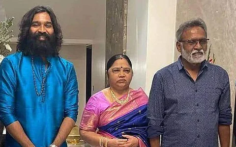 புது வீட்டில் தனது பெற்றோர்களுடன் நடிகர் தனுஷ்