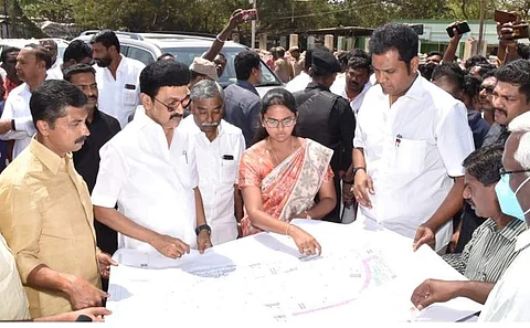 மன்னார்குடியில் புதிய பேருந்து நிலைய கட்டுமானப் பணியினை ஆய்வு செய்து வரைப்படத்தை பார்வையிடும் முதல்வர் மு.க.ஸ்டாலின்.