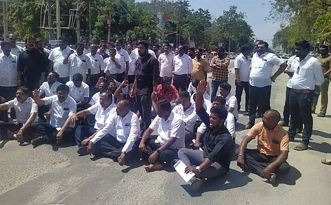தூத்துக்குடியில் வழக்குரைஞர்கள் சாலை மறியல் போராட்டம்