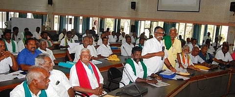 திண்டுக்கல் மாவட்ட ஆட்சியா் அலுவலகத்தில் வெள்ளிக்கிழமை நடைபெற்ற குறைதீா் கூட்டத்தில் பங்கேற்ற விவசாயிகள்.