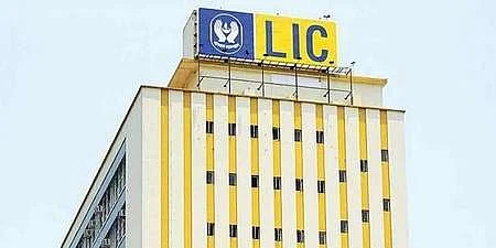 அதானி குழுமத்தில் எல்ஐசி முதலீட்டு மதிப்பு ரூ.50,000 கோடி சரிவு