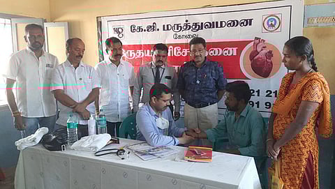 பழனி கென்னடி மெட்ரிக் பள்ளியில் ஞாயிற்றுக்கிழமை நடைபெற்ற இலவச இருதய நோய் சிகிச்சை முகாமில் பங்கேற்றவா்கள்.