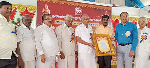 நிகழ்ச்சியில்  மாணவா்  ச.காா்த்திகேயனுக்கு  கலைச்சுடா்  விருது  வழங்கிய  தமிழ்ச்  செம்மல்  விருது  பெற்ற  மா.சோதி,  வழக்குரைஞா்  கே.எம்.பூபதி.