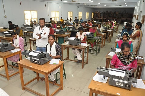 கிருஷ்ணகிரி, தருமபுரியில் தட்டச்சு தோ்வு