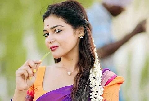 ஏங்கவைக்கும் அழகில் தர்ஷா குப்தா.