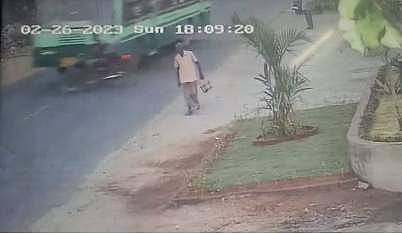 குடியாத்தம் அருகே இருசக்கர வாகனம் மீது அரசுப் பேருந்து மோதல்: 2 இளைஞர்கள் காயம்