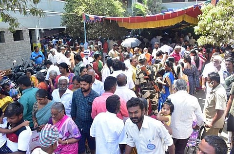 வாக்களிக்க நீண்ட வரிசையில் காத்திருக்கும் மக்கள்.