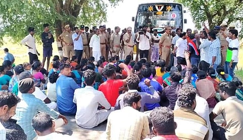 சீர்காழி அருகே சாலை மறியலில் ஈடுபட்ட கிராம மக்கள்.