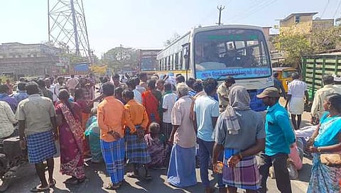 குறைந்த விலைக்கு சிறுதானியங்கள் ஏலம்:  செஞ்சியில் விவசாயிகள் சாலை மறியல்