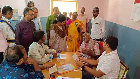 ஏற்காடு அரசு மேல்நிலைப்பள்ளியில் நடைபெற்ற மாற்றுத் திறனாளிகளுக்கான மருத்துவ முகாமில் பங்கேற்றோா்.