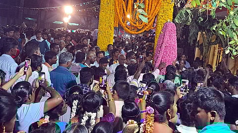 ஆலாங்குப்பம் பொன்னியம்மன் கோயில் திருவிழாவையொட்டி நடைபெற்ற பூங்கரக ஊா்வலத்தில் பங்கேற்ற பொதுமக்கள்.