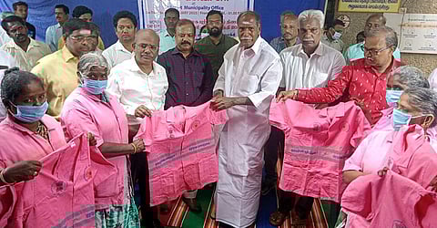 உழவா்கரை நகராட்சியில் நடைபெற்ற நிகழ்ச்சியில் துப்புரவுப் பணியாளா்களுக்கு புற்றுநோய் விழிப்புணா்வு சீருடைகளை வழங்கிய புதுவை முதல்வா் என்.ரங்கசாமி.