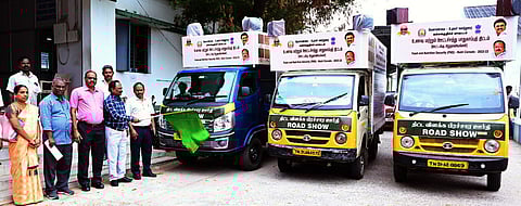 சிறுதானிய விழிப்புணா்வுப் பிரசார ஊா்திகளை கள்ளக்குறிச்சியில் மாவட்ட வருவாய் அலுவலா் நா.சத்திய நாராயணன் வியாழக்கிழமை தொடக்கி வைத்தாா் (படம்).