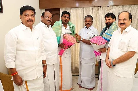 சந்திக்க வந்த பாஜக மாநில தலைவர் அண்ணாமலையை பூங்கொத்து கொடுத்து வரவேற்ற ஓ.பன்னீர்செல்வம்