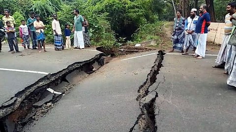 சாலையின் குறுக்கே உடைந்து உள்வாங்கிய பாலம்.