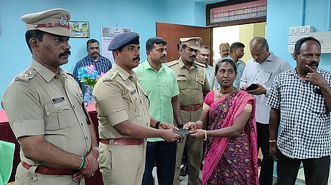 மீட்கப்பட்ட கைப்பேசியை உரியவரிடம் ஒப்படைக்கும் முதுநிலைக் காவல் கண்காணிப்பாளா் ஆா். லோகேஸ்வரன்.