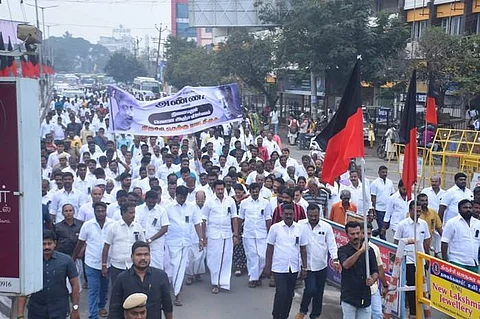 திருச்சியில் பள்ளிக் கல்வித்துறை அமைச்சர் அன்பில் மகேஸ் பொய்யாமொழி தலைமையில் வெள்ளிக்கிழமை காலை நடைபெற்ற அமைதிப் பேரணி.