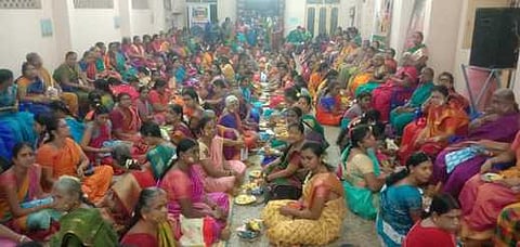 விழுப்புரம் சங்கர மடத்தில் வெள்ளிக்கிழமை நடைபெற்ற சுமங்கலி பூஜையில் பங்கேற்ற பெண்கள்.