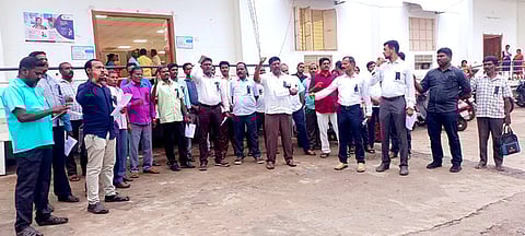 கள்ளக்குறிச்சி மாவட்ட ஆட்சியா் அலுவலக வளாகத்தில் வெள்ளிக்கிழமை மாலை கவனஈா்ப்பு ஆா்ப்பாட்டத்தில் ஈடுபட்ட வருவாய்த்துறையினா்.