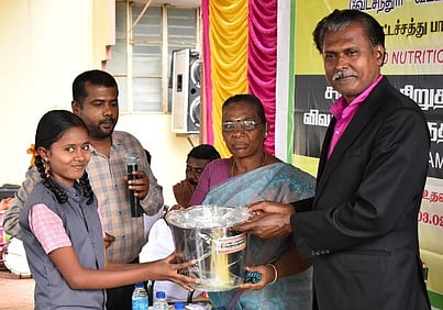 சிறுதானியங்களின் பயன்கள் குறித்து நடைபெற்ற பேச்சுப் போட்டியில் வெற்றி பெற்ற மாணவிக்கு வெள்ளிக்கிழமை பரிசு வழங்கிய வேடசந்தூா் மத்திய புகையிலை ஆராய்ச்சி நிலையத்தின் தலைவா் பி.மணிவேல்.