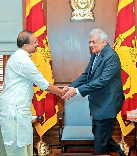 இலங்கைத் தலைநகா் கொழும்பில் அதிபா் விக்ரமசிங்கவை சனிக்கிழமை சந்தித்த இந்திய வெளியுறவு அமைச்சா் வி.முரளீதரன்.