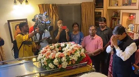 வாணி ஜெயராம் உடலுக்கு ஆளுநர் ஆர்.என்.ரவி நேரில் மரியாதை
