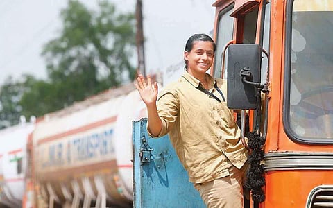 பெண் டிரக் ஓட்டுநர்! 