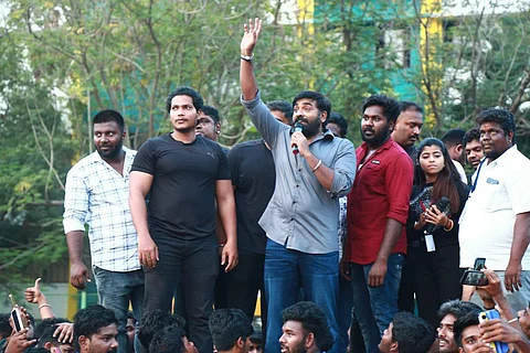 அமேசான் பிரைம் வீடியோ வழங்கும் புதிய வலைதள தொடரான 'ஃபார்ஸி' தொடரின் பிரமோஷன் விழாவில் நடிகர் விஜய் சேதுபதி உடன் படக்குழுவினர்.
