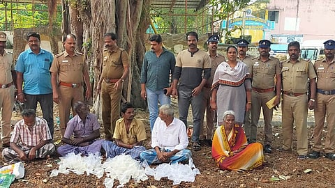 ஆரணி பகுதியில் சாராய வழக்கில் கைது செய்யப்பட்டவா்களுடன் போலீஸாா்.