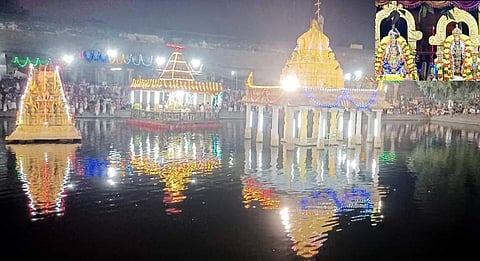 அனந்தசரஸ் திருக்குளத்தில் அத்திவரதர் மண்டபத்துக்கும், யாழி மண்டபத்துக்கும் இடையில் வலம் வரும் தெப்பம். (உள்படம்) ஸ்ரீதேவி, பூதேவி சமேத உற்சவர் வரதராஜப் பெருமாள் மற்றும் பெருந்தேவித்தாயார்.