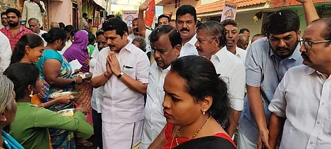 ஈரோடு கிழக்கு தொகுதியில் ஈவிகேஎஸ். இளங்கோவனை ஆதரித்து கிருஷ்ணம்பாளையம் காலனி, ஜீவா நகர் பகுதியில் ஞாயிற்றுக்கிழமை வாக்கு சேகரித்த மின்துறை அமைச்சர் வி.செந்தில்பாலாஜி.