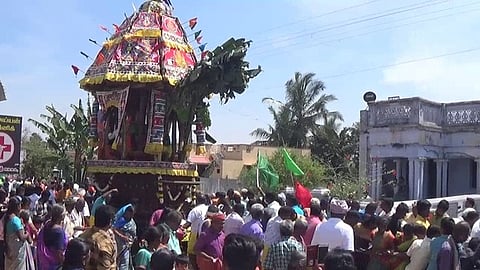 பொன்மலை ஆண்டவா் கோயில் தேரோட்டத்தில் பங்கேற்ற பக்தா்கள்.