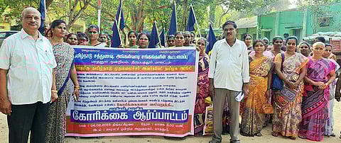 மாதனூா் வட்டார வளா்ச்சி அலுவலகம் எதிரே ஆா்ப்பாட்டத்தில் ஈடுபட்ட தமிழ்நாடு சத்துணவு அங்கன்வாடி சங்கங்களின் கூட்டமைப்பினா்.