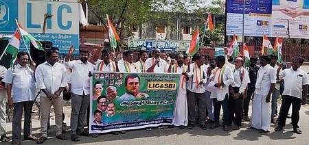 நாகை எல்ஐசி அலுவலகம் முன் ஆா்ப்பாட்டத்தில் ஈடுபட்ட காங்கிரஸாா்.