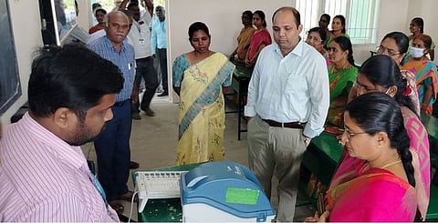 வாக்குப் பதிவு இயந்திரத்தை பயன்படுத்துவது குறித்து பணியாளா்களுக்கு அளிக்கப்பட்ட பயிற்சியை பாா்வையிடுகிறாா் மாவட்ட ஆட்சியா் ஹெச்.கிருஷ்ணனுண்ணி.